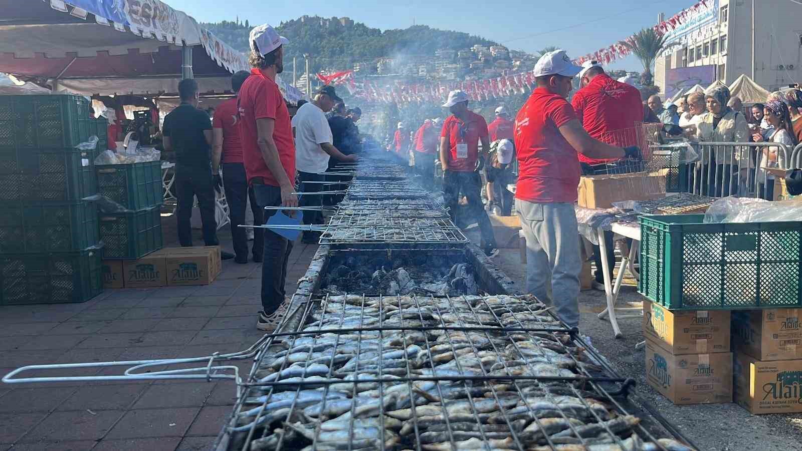 alanyada geleneksel hamsi festivali basladi 7 ton hamsi ucretsiz dagitilacak 0 HVhaZCKQ