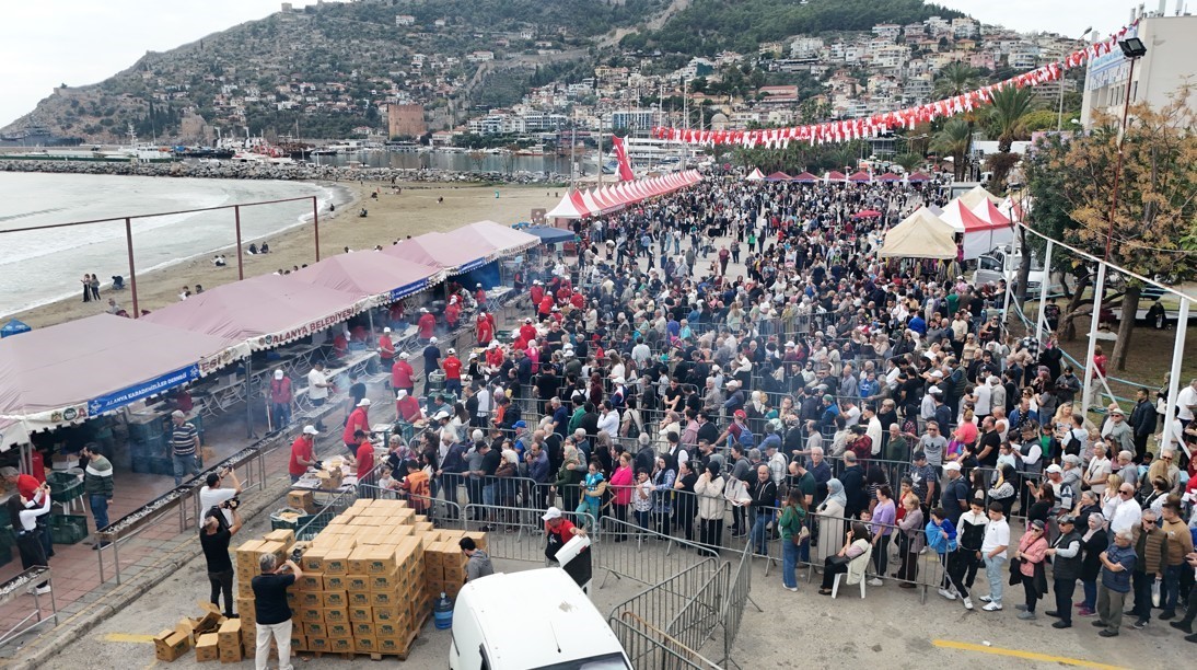 alanyada geleneksel hamsi festivali basladi 7 ton hamsi ucretsiz dagitilacak 1 NOnurzzA