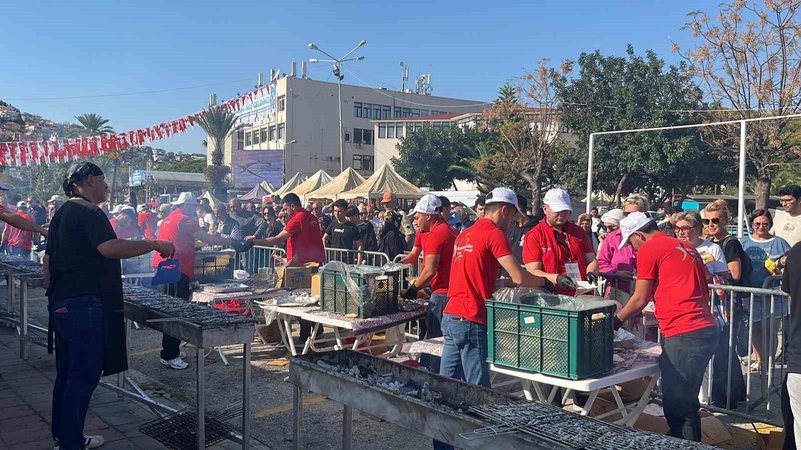 alanyada geleneksel hamsi festivali basladi 7 ton hamsi ucretsiz dagitilacak 2 LnE6RHg4