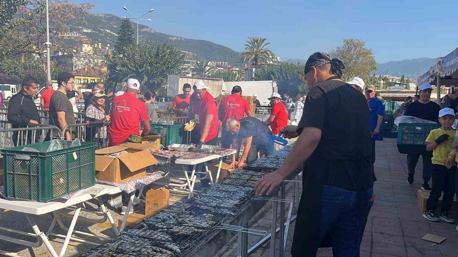 alanyada geleneksel hamsi festivali basladi 7 ton hamsi ucretsiz dagitilacak 3 4ABptOAa
