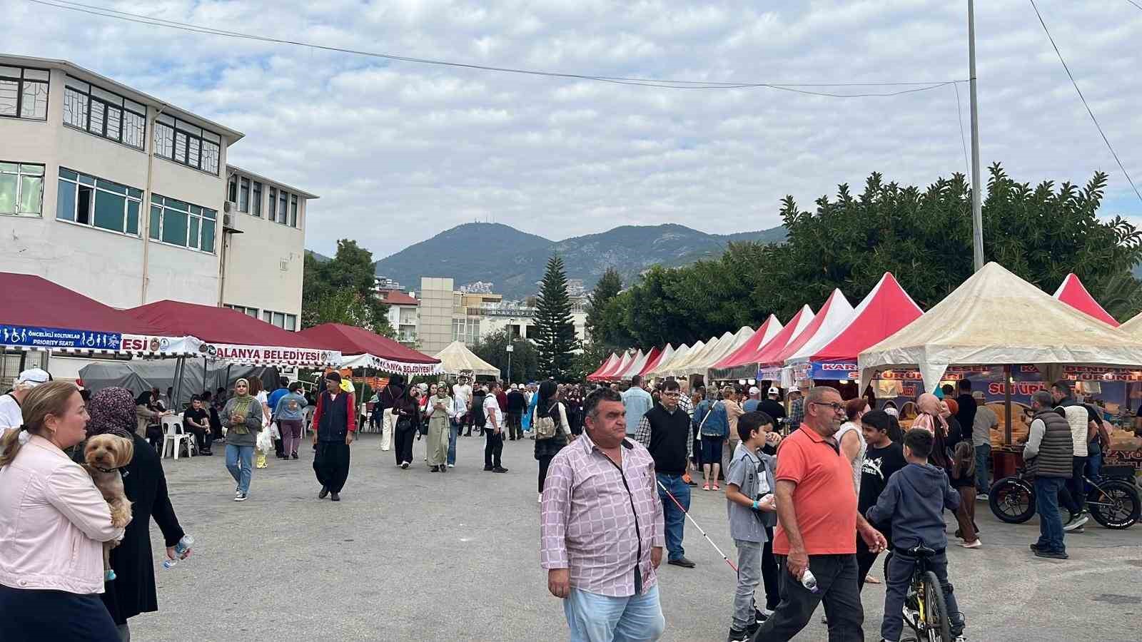 alanyada geleneksel hamsi festivali basladi 7 ton hamsi ucretsiz dagitilacak 4 a1A8VQEB