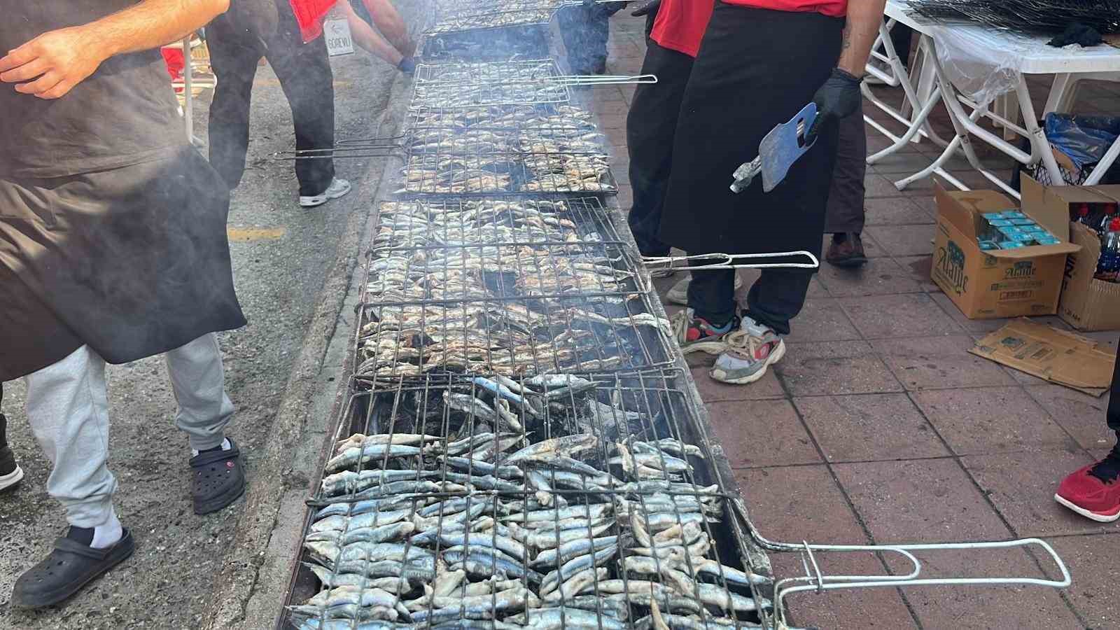 alanyada geleneksel hamsi festivali basladi 7 ton hamsi ucretsiz dagitilacak 6 kBUhwR9G