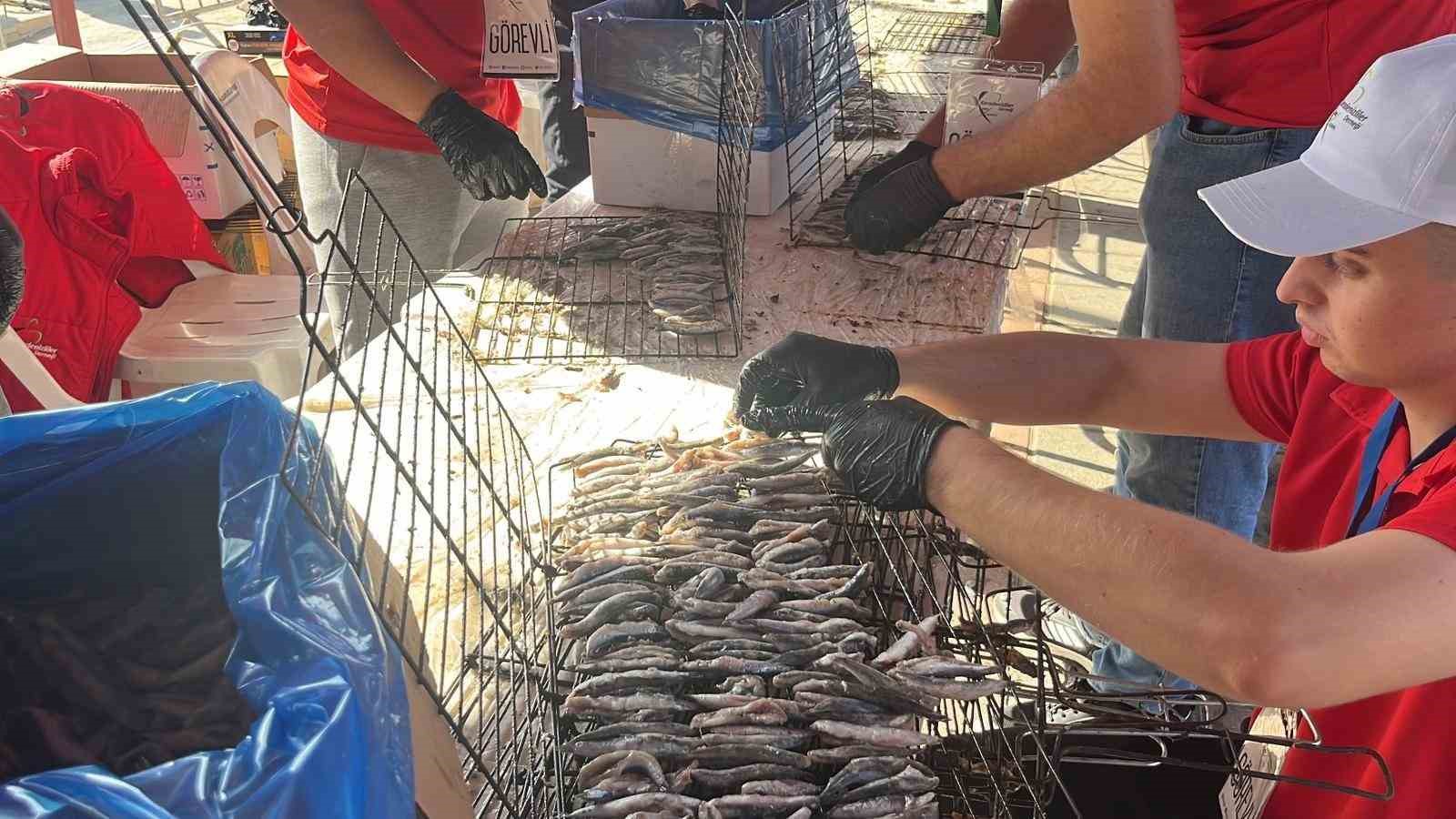 alanyada geleneksel hamsi festivali basladi 7 ton hamsi ucretsiz dagitilacak 7 ibYz6sIR