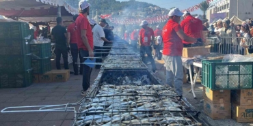 alanyada-geleneksel-hamsi-festivali-basladi-7-ton-hamsi-ucretsiz-dagitilacak-76Y1lWVj.jpg