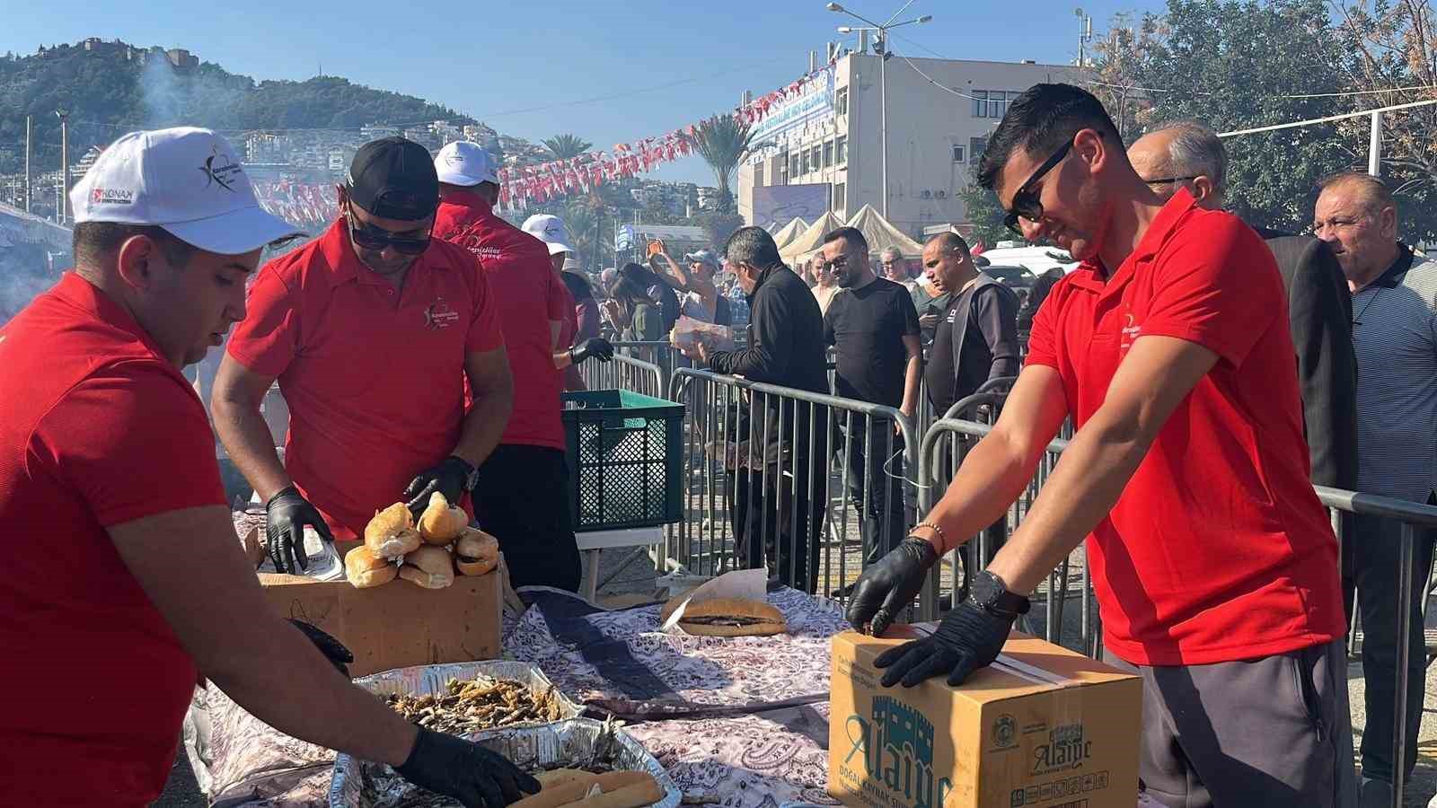 alanyada geleneksel hamsi festivali basladi 7 ton hamsi ucretsiz dagitilacak 9 NCiSTZV8