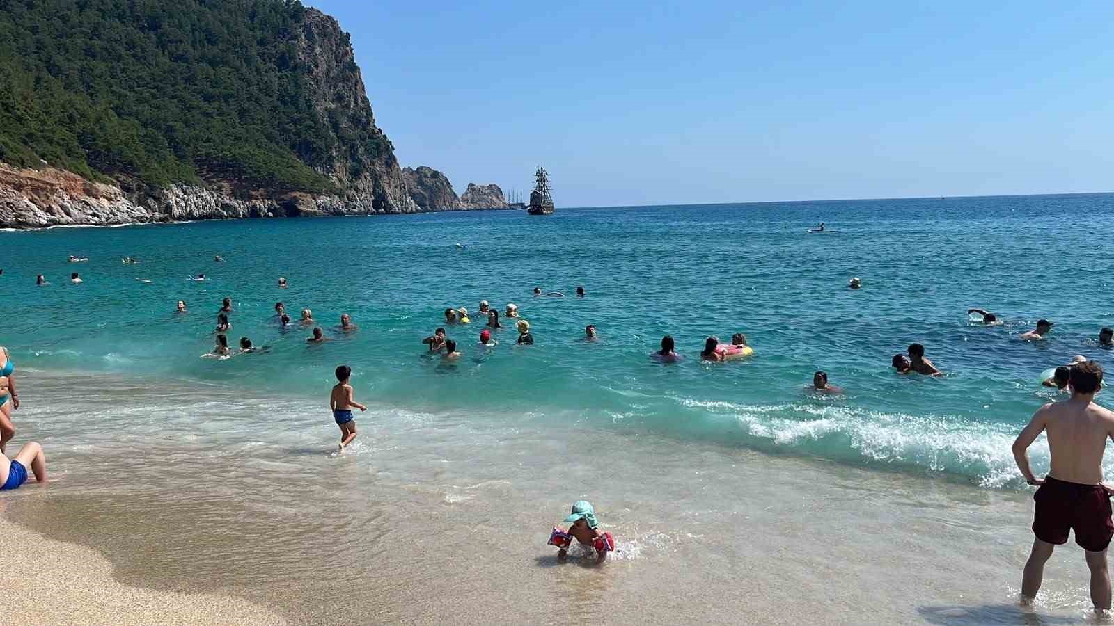 alanyada hava 32 deniz 26 dereceyi gordu turistler sahillere akin etti 2