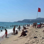 alanyada-hava-32-deniz-26-dereceyi-gordu-turistler-sahillere-akin-etti-2HFcMqQ6.jpg