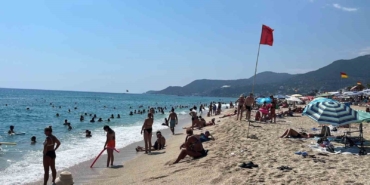 alanyada-hava-32-deniz-26-dereceyi-gordu-turistler-sahillere-akin-etti-2HFcMqQ6.jpg