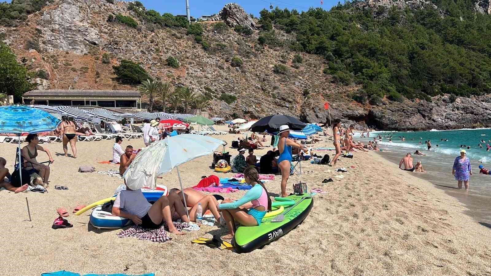 alanyada hava 32 deniz 26 dereceyi gordu turistler sahillere akin etti 3 TWc44Dga
