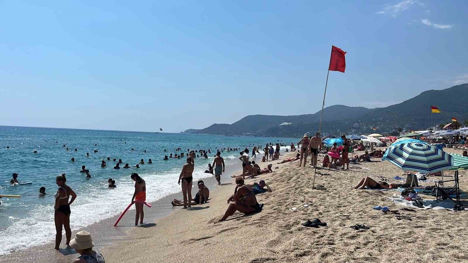 alanyada hava 32 deniz 26 dereceyi gordu turistler sahillere akin etti 5
