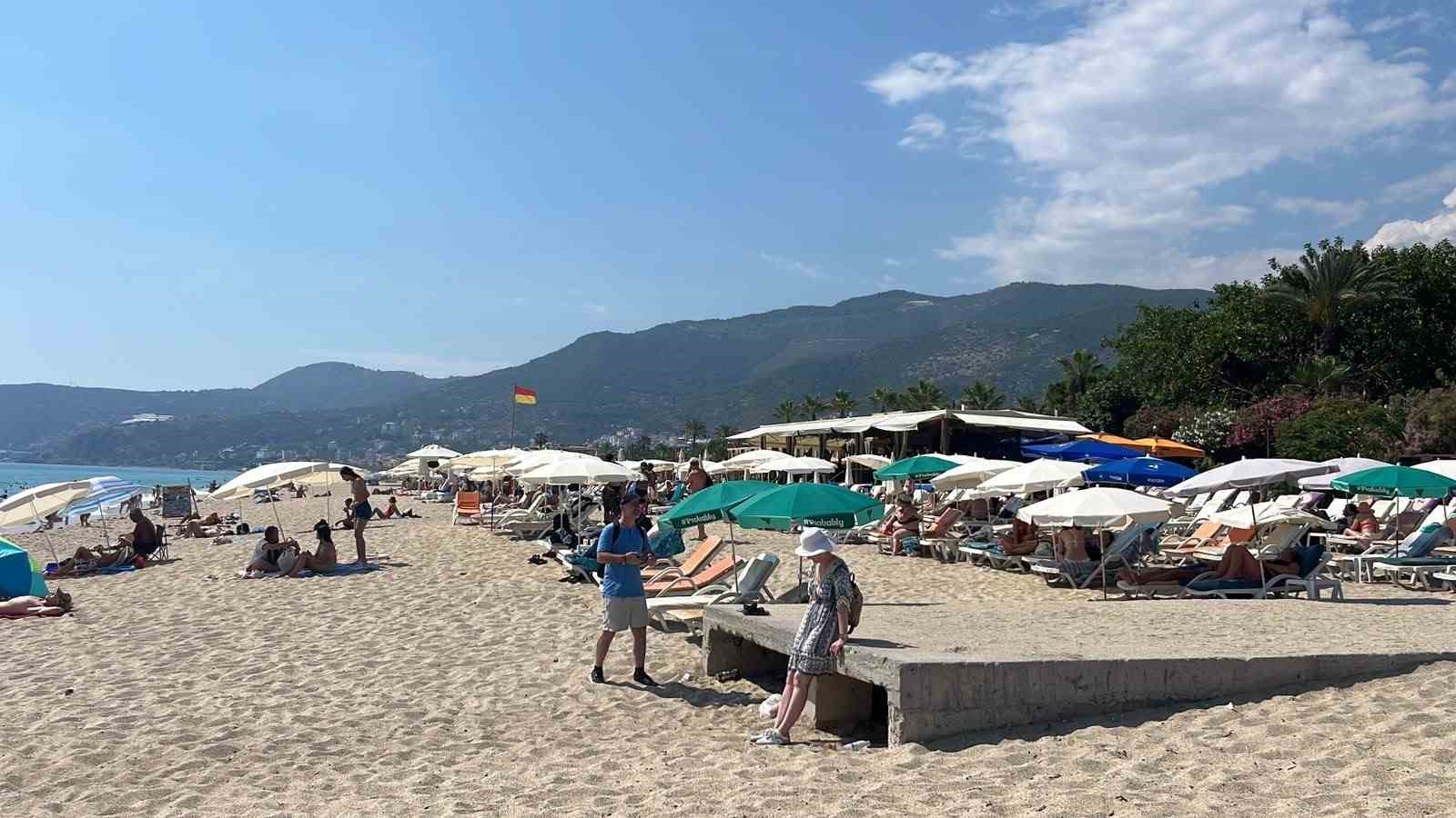 alanyada hava 32 deniz 26 dereceyi gordu turistler sahillere akin etti 9