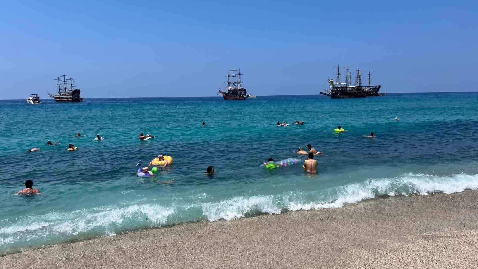 alanyada hava 33 deniz 29 dereceyi gordu turistler denize kostu 0 BE7kVJeV