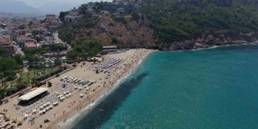alanyada-hava-33-deniz-29-dereceyi-gordu-turistler-denize-kostu-F5nPWRy9.jpg