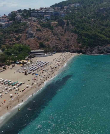 alanyada-hava-33-deniz-29-dereceyi-gordu-turistler-denize-kostu-F5nPWRy9.jpg