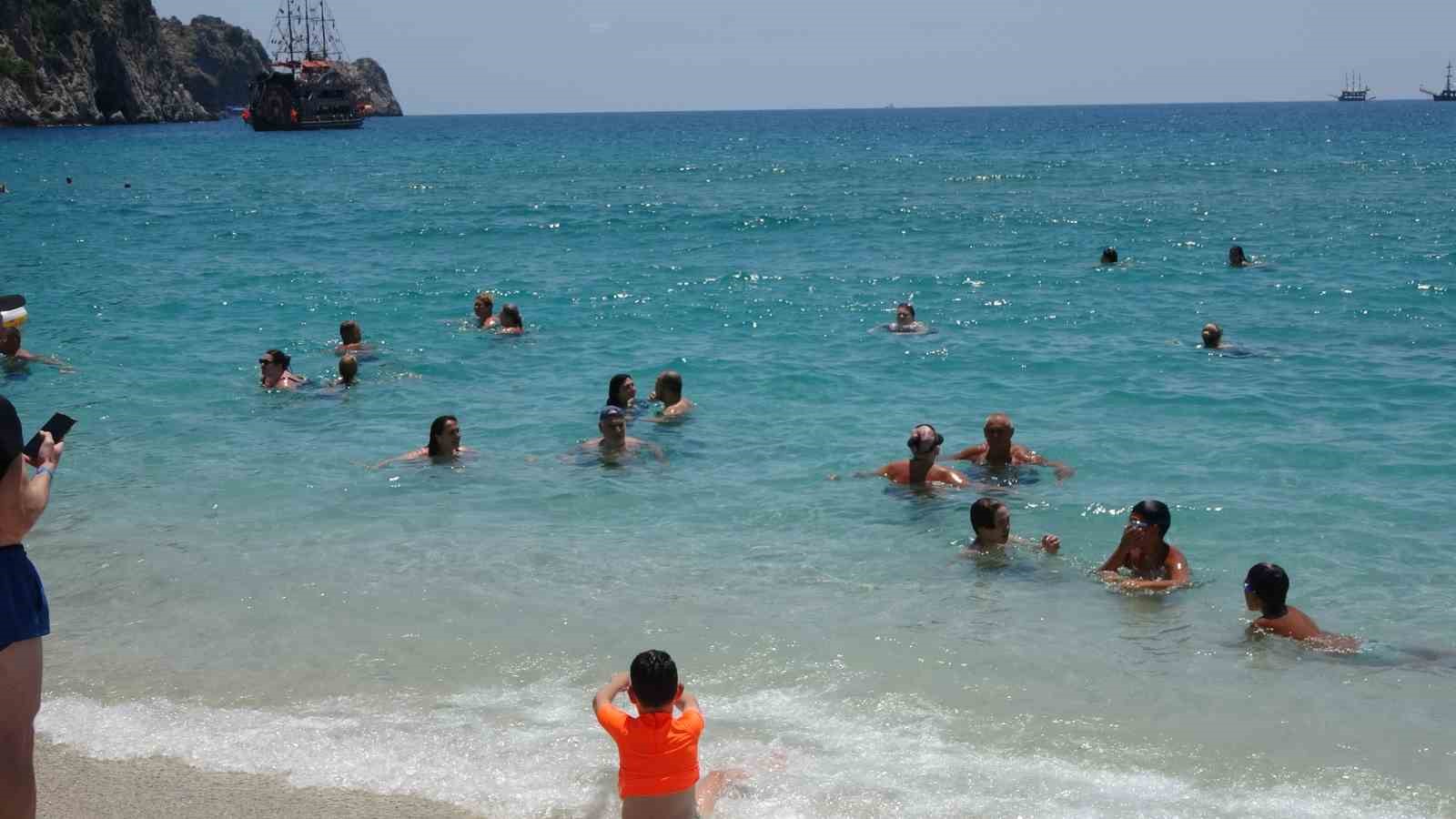 Alanya’da hava sıcaklığı 30 dereceyi gördü, turistler sahile koştu 9 alanyada hava sicakligi 30 dereceyi gordu turistler sahile kostu 5 Ja2TQ1WH