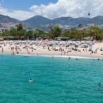 alanyada-hava-sicakligi-30-dereceyi-gordu-turistler-sahile-kostu-ybetYBd9.jpg