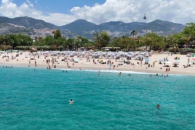 alanyada-hava-sicakligi-30-dereceyi-gordu-turistler-sahile-kostu-ybetYBd9.jpg