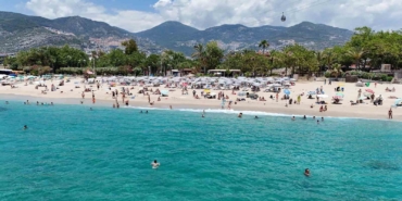 alanyada-hava-sicakligi-30-dereceyi-gordu-turistler-sahile-kostu-ybetYBd9.jpg