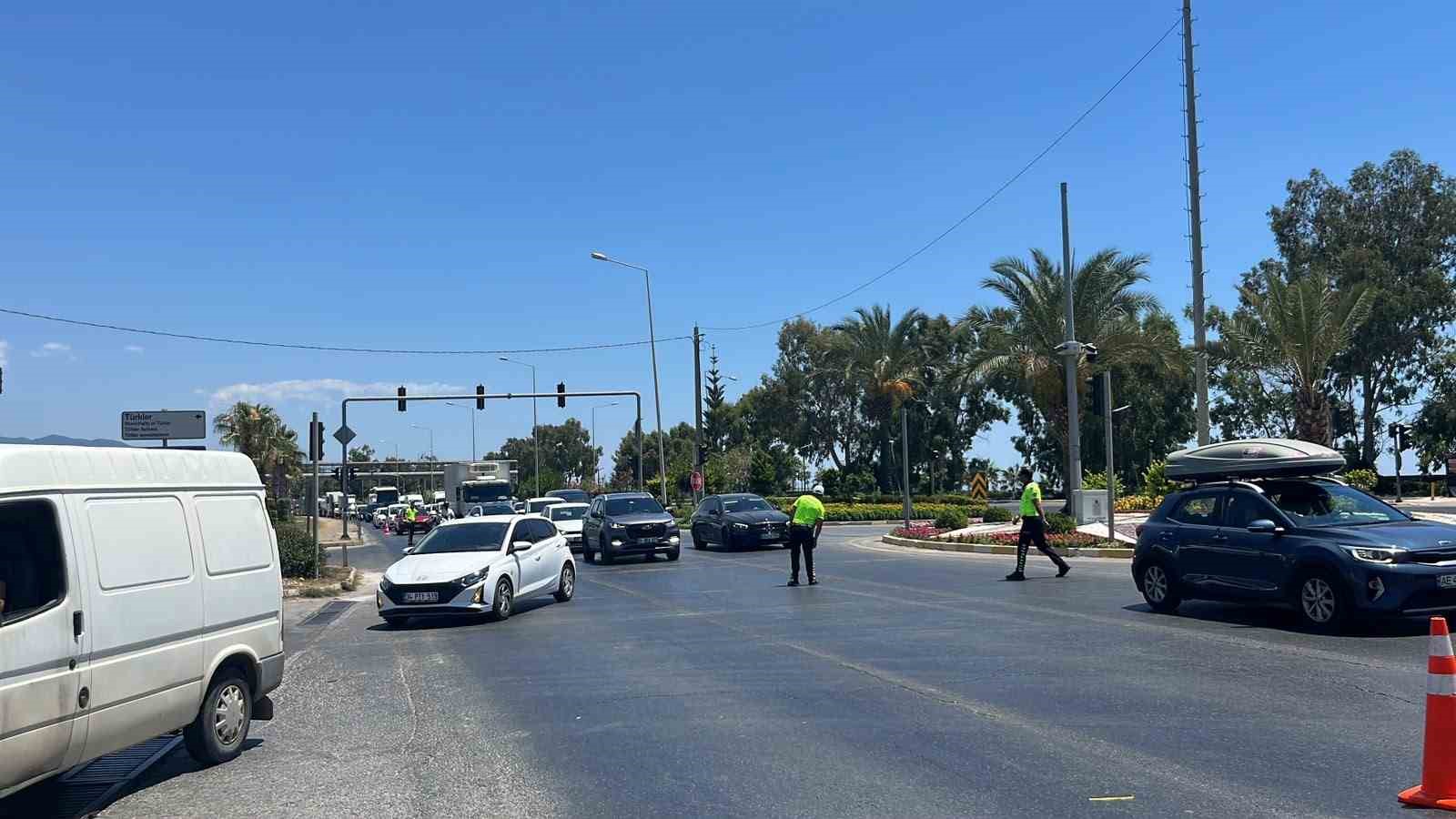 Alanya’da iki tır çarpıştı: D-400’de kilometrelerce araç kuyruğu oluştu 10 alanyada iki tir carpisti d 400de kilometrelerce arac kuyrugu olustu 6 5wIMnZRM
