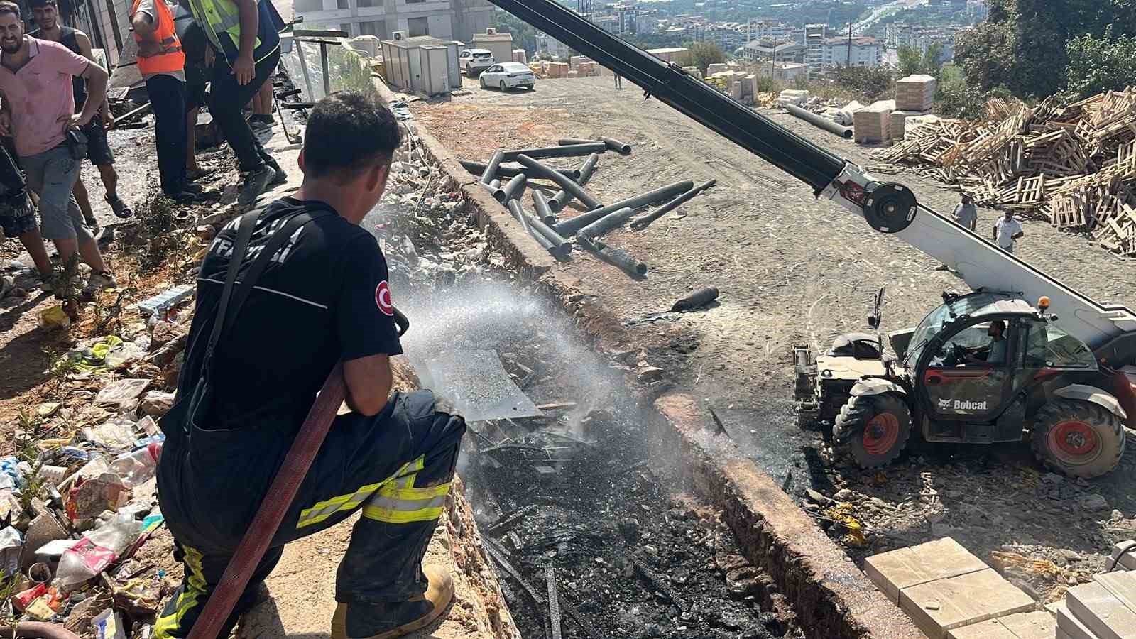 alanyada insaat borulari alev aldi yangin yatakhaneye sicradi 0