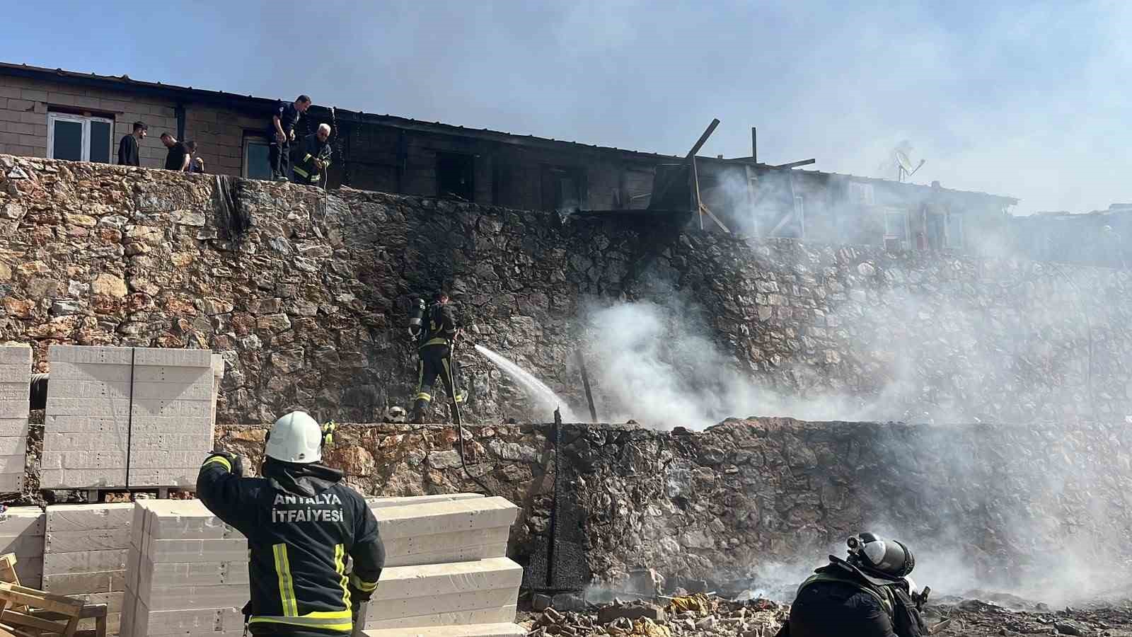 alanyada insaat borulari alev aldi yangin yatakhaneye sicradi 1 TfUBc9cI
