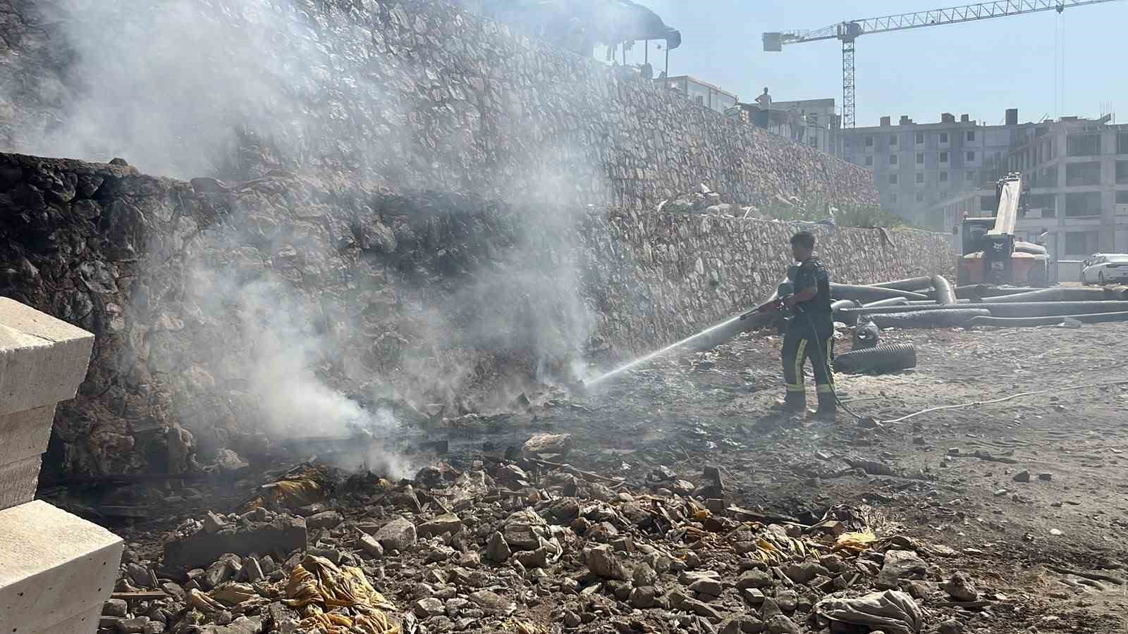 alanyada insaat borulari alev aldi yangin yatakhaneye sicradi 2 DKjDEHsA