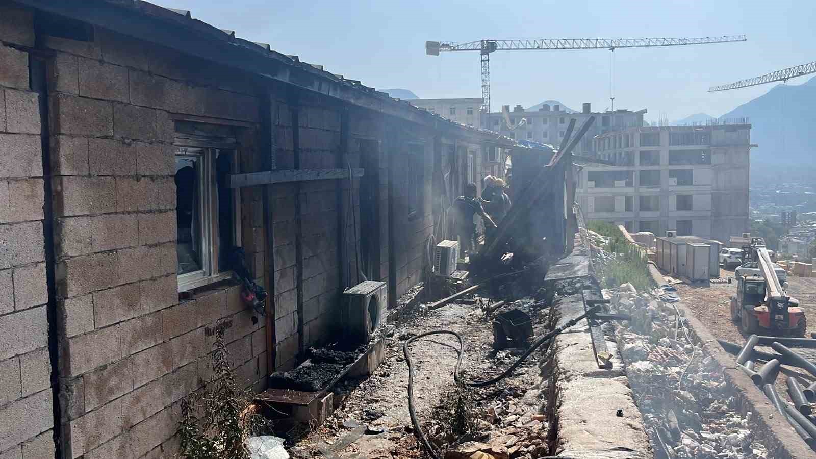 alanyada insaat borulari alev aldi yangin yatakhaneye sicradi 3 mBPIuGTN
