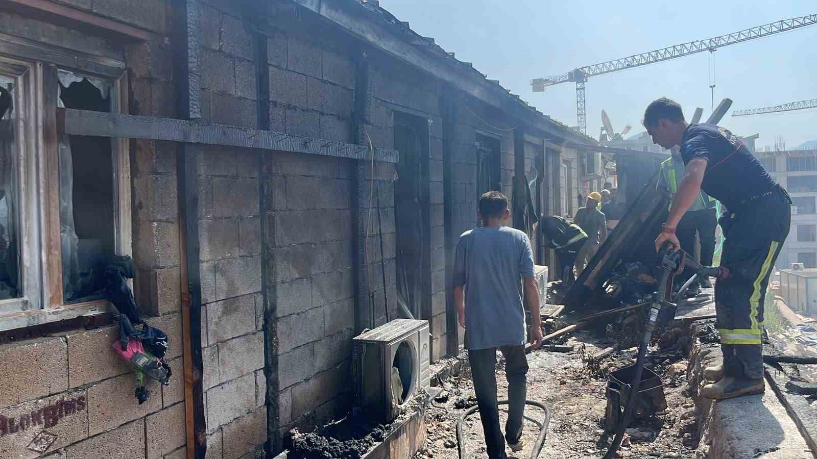 alanyada insaat borulari alev aldi yangin yatakhaneye sicradi 7