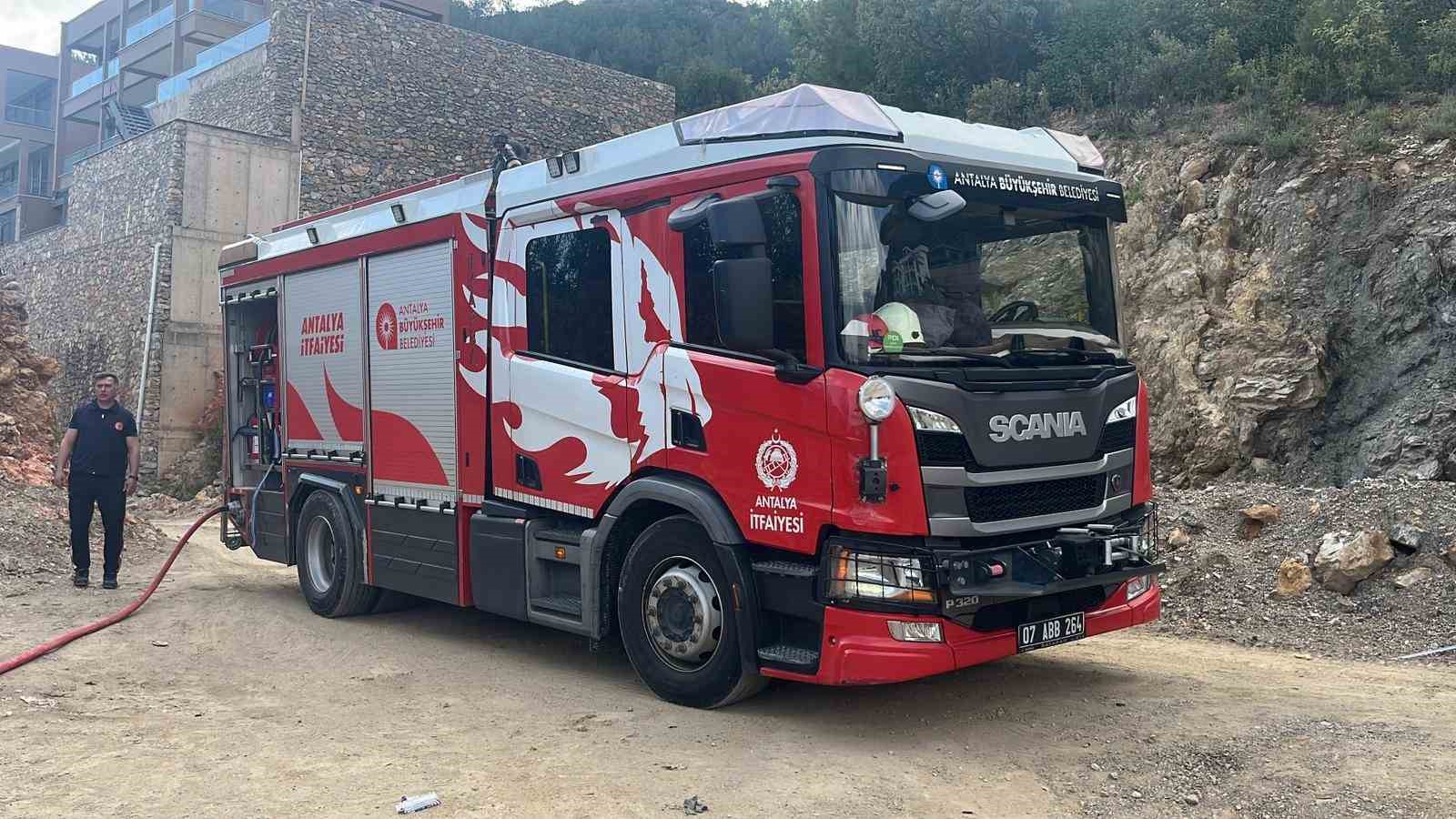 Alanya’da işçilerin kaldığı konteyner alevlere teslim oldu 14 alanyada iscilerin kaldigi konteyner alevlere teslim oldu 10 1yNZ6iGf