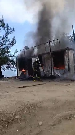 Alanya’da işçilerin kaldığı konteyner alevlere teslim oldu 15 alanyada iscilerin kaldigi konteyner alevlere teslim oldu 11 XAGh9bmD