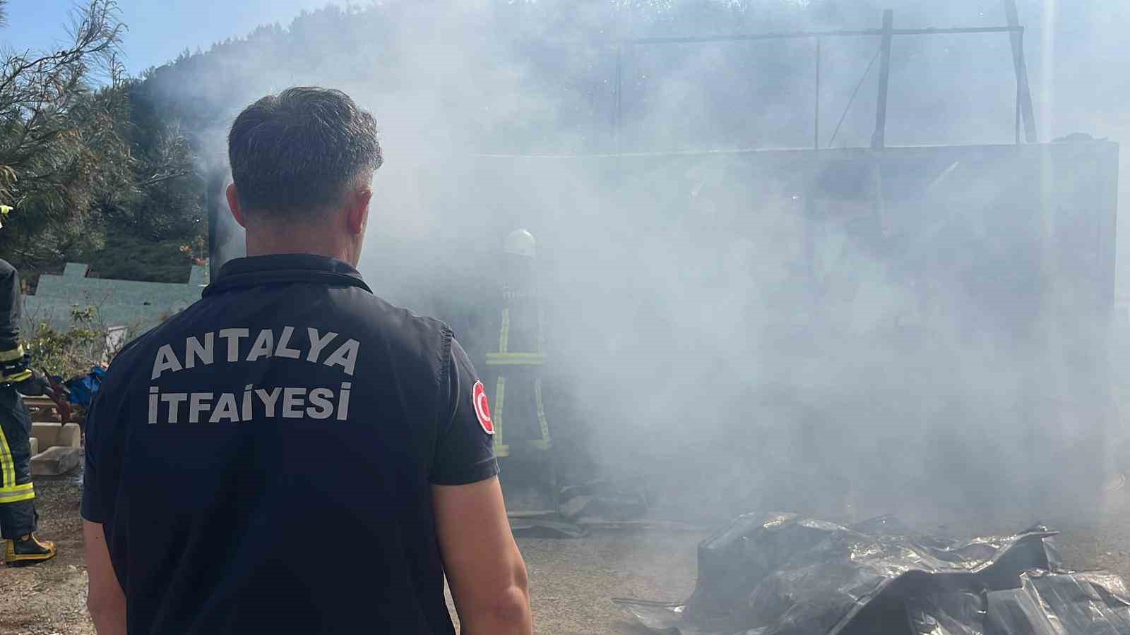 Alanya’da işçilerin kaldığı konteyner alevlere teslim oldu 7 alanyada iscilerin kaldigi konteyner alevlere teslim oldu 3