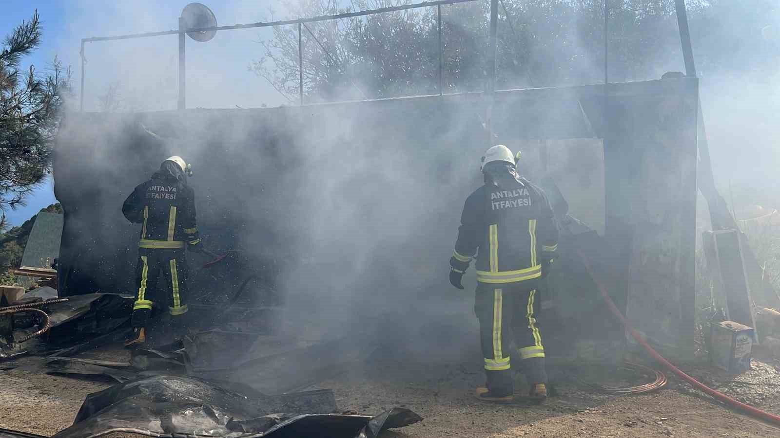 Alanya’da işçilerin kaldığı konteyner alevlere teslim oldu 8 alanyada iscilerin kaldigi konteyner alevlere teslim oldu 4