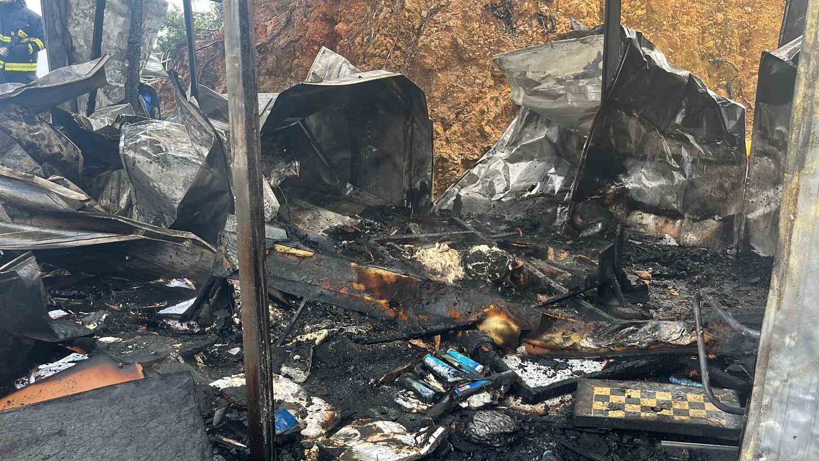 Alanya’da işçilerin kaldığı konteyner alevlere teslim oldu 10 alanyada iscilerin kaldigi konteyner alevlere teslim oldu 6 yB8DS6RO