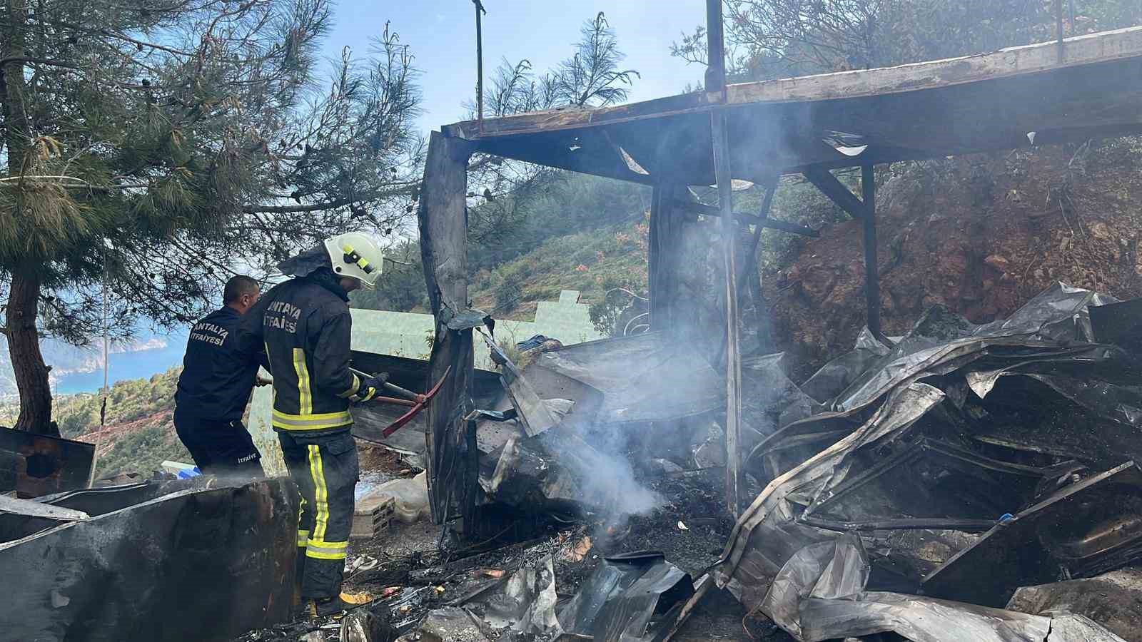 Alanya’da işçilerin kaldığı konteyner alevlere teslim oldu 12 alanyada iscilerin kaldigi konteyner alevlere teslim oldu 8 L3lBrtw9