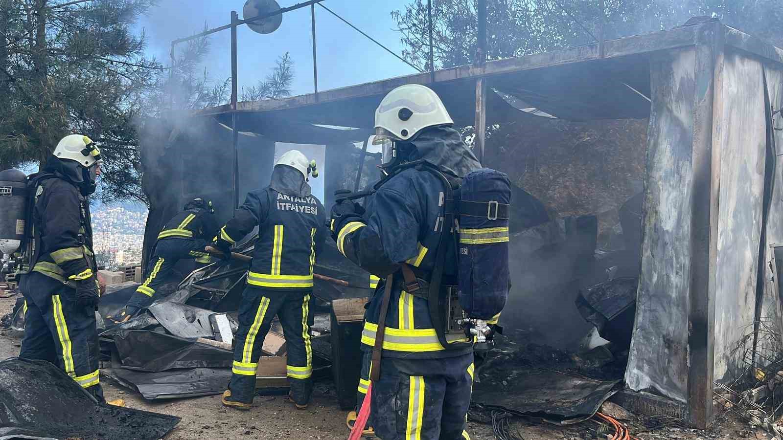 Alanya’da işçilerin kaldığı konteyner alevlere teslim oldu 13 alanyada iscilerin kaldigi konteyner alevlere teslim oldu 9 bv2lbDcf
