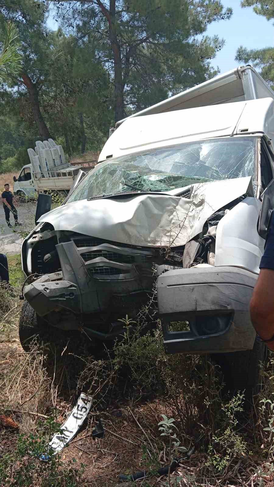 alanyada kamyonet agaca carpti 1 olu 1 agir yarali 2 ulnEiMgO