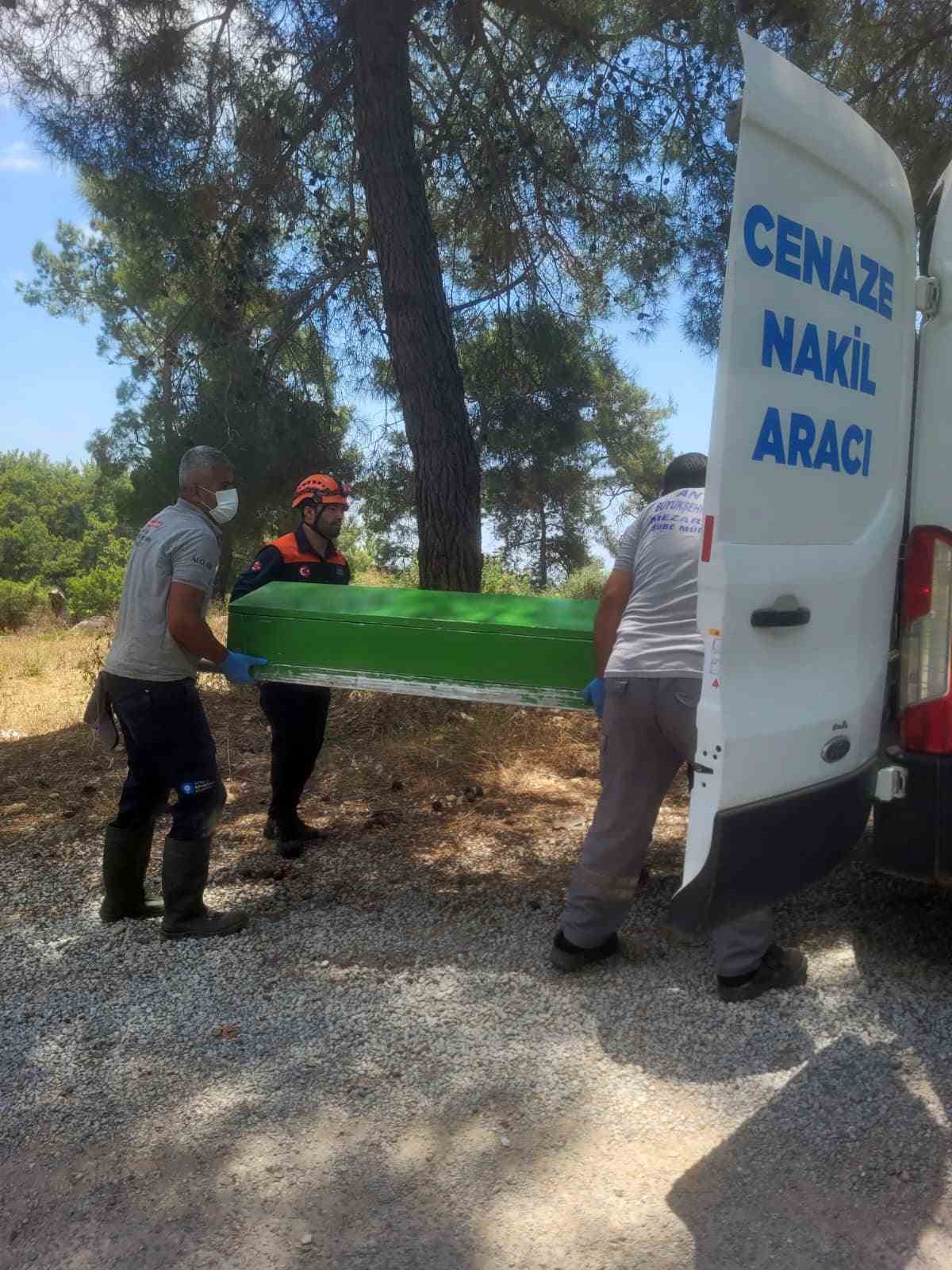 alanyada kamyonet agaca carpti 1 olu 1 agir yarali 3 QJ6lgRXF