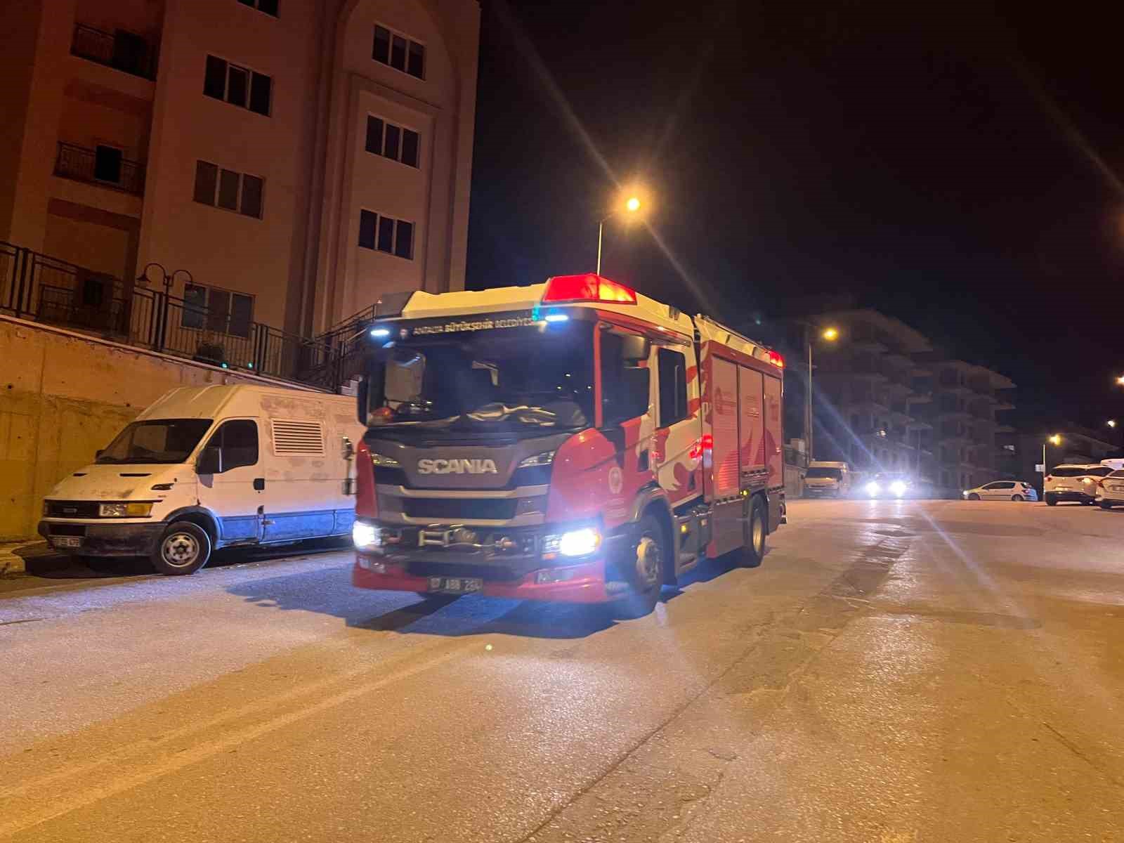 alanyada kamyonet sarampole yuvarlandi 1 yarali 3 OeL564dG