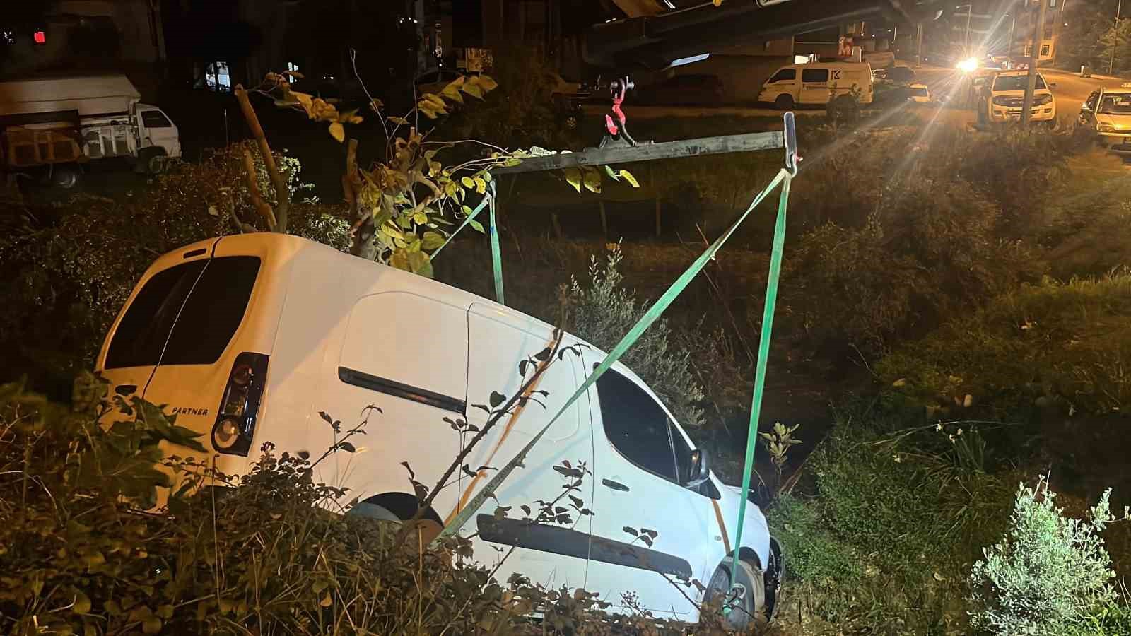 alanyada kamyonet sarampole yuvarlandi 1 yarali 4 SrjJOPGX