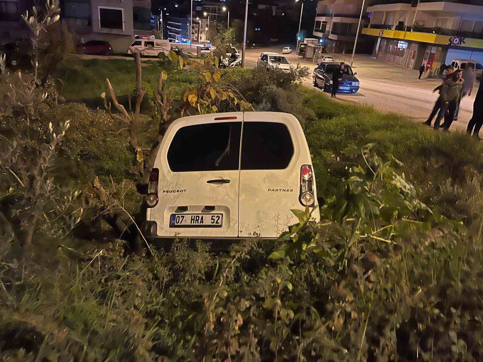alanyada kamyonet sarampole yuvarlandi 1 yarali 5 DPNjBF4l