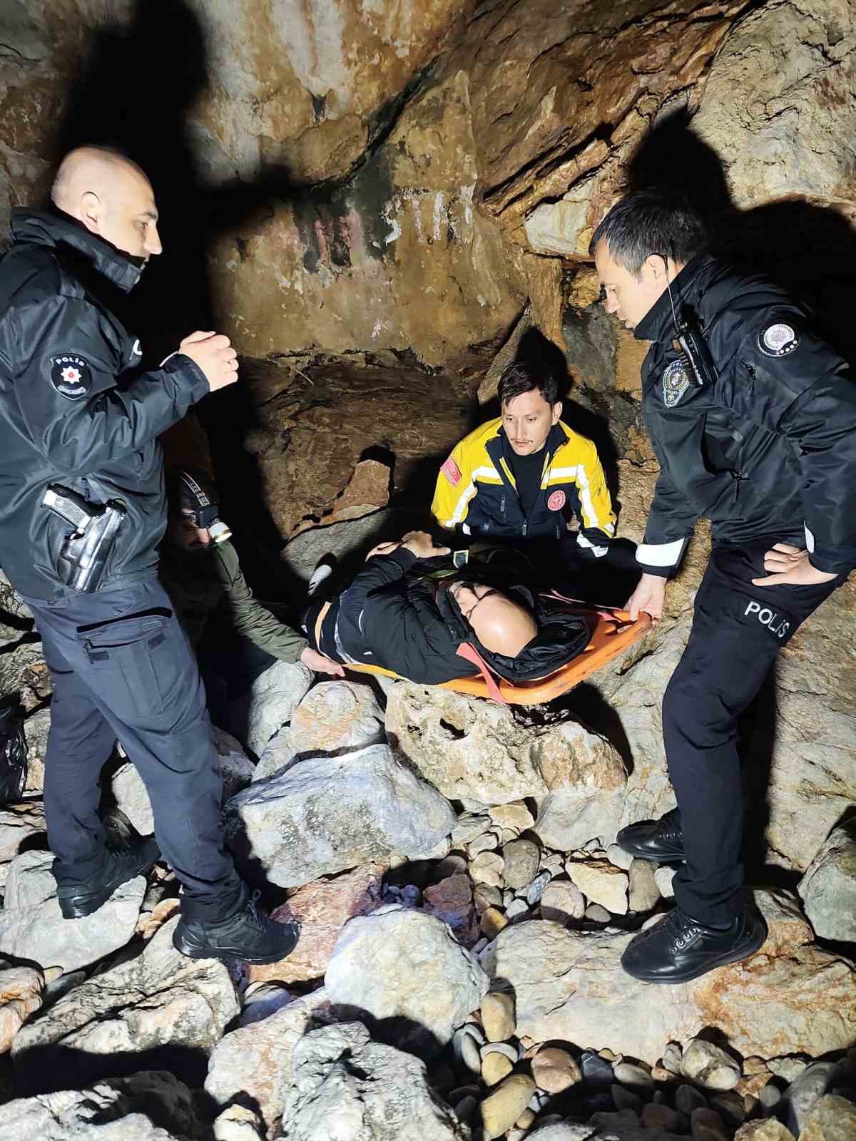 alanyada kayaliklardan dusen sahsi itfaiye ve afad ekibi kurtardi 4