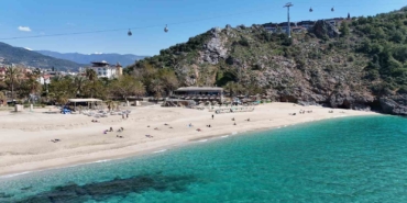 alanyada-mart-ayi-ortasinda-yaz-goruntuleri-hava-sicakligi-20-dereceye-cikinca-deniz-ve-gunesin-Y7v7Sn3K.jpg