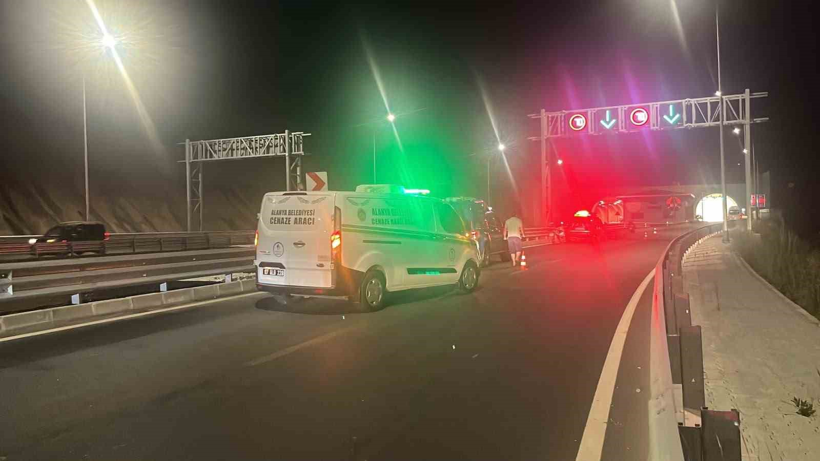 alanyada motosiklet bariyerlere carpti surucu hayatini kaybetti 1 EOGS741d