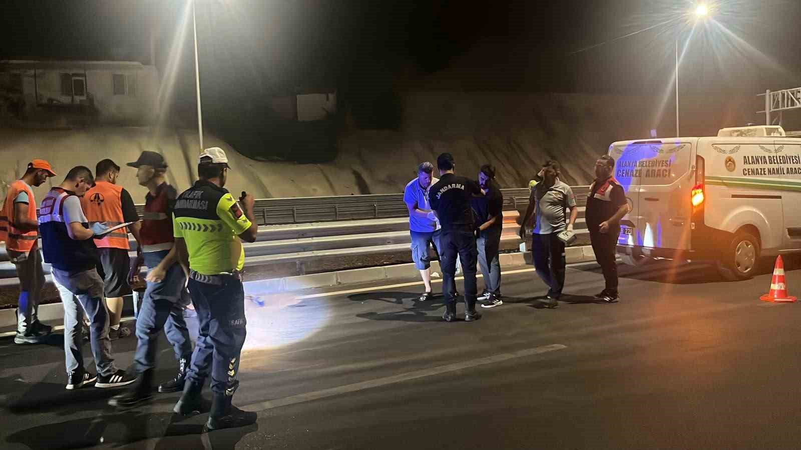 alanyada motosiklet bariyerlere carpti surucu hayatini kaybetti 6
