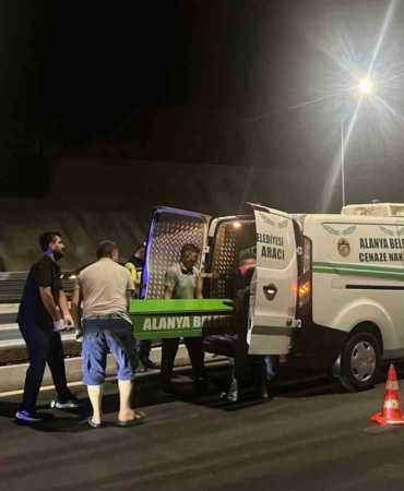 alanyada-motosiklet-bariyerlere-carpti-surucu-hayatini-kaybetti-uba5E9eX.jpg