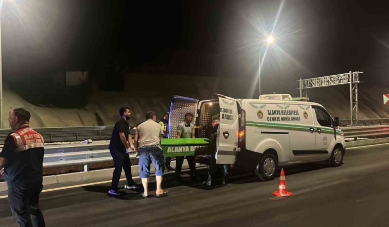 alanyada-motosiklet-bariyerlere-carpti-surucu-hayatini-kaybetti-uba5E9eX.jpg