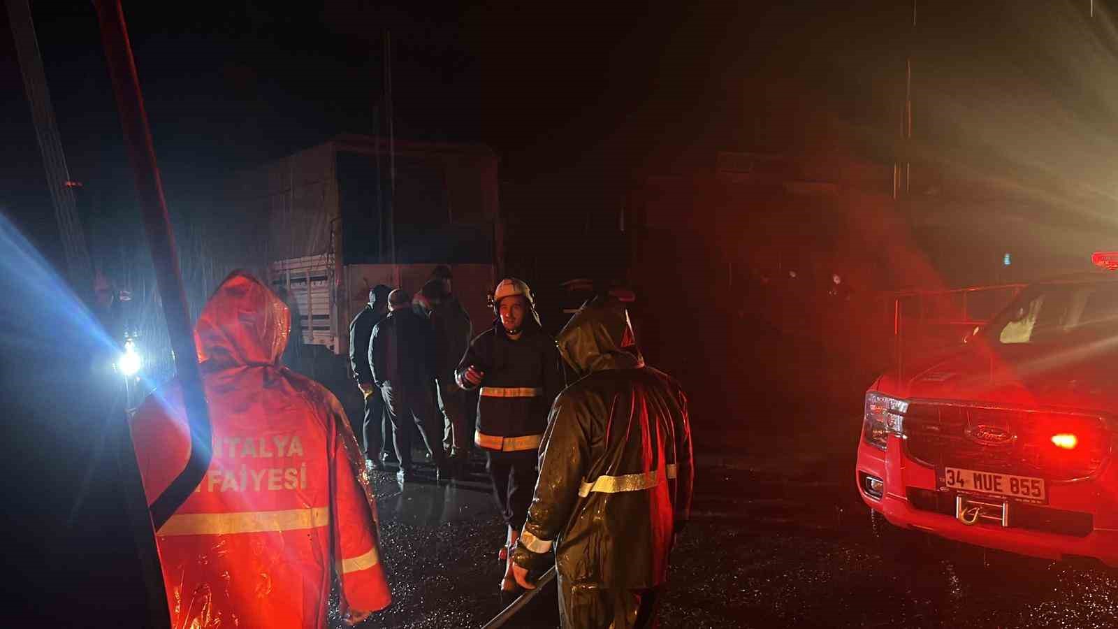 alanyada muz sarartma tesisinde yangin tonlarca muz zarar gordu 7 1DYAaFge