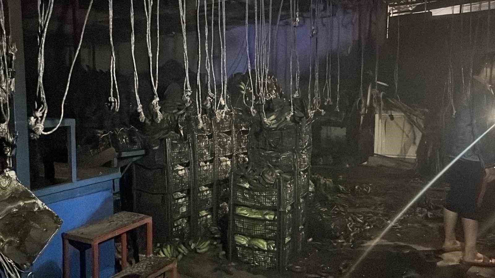 alanyada muz sarartma tesisinde yangin tonlarca muz zarar gordu 8 cQElfll6