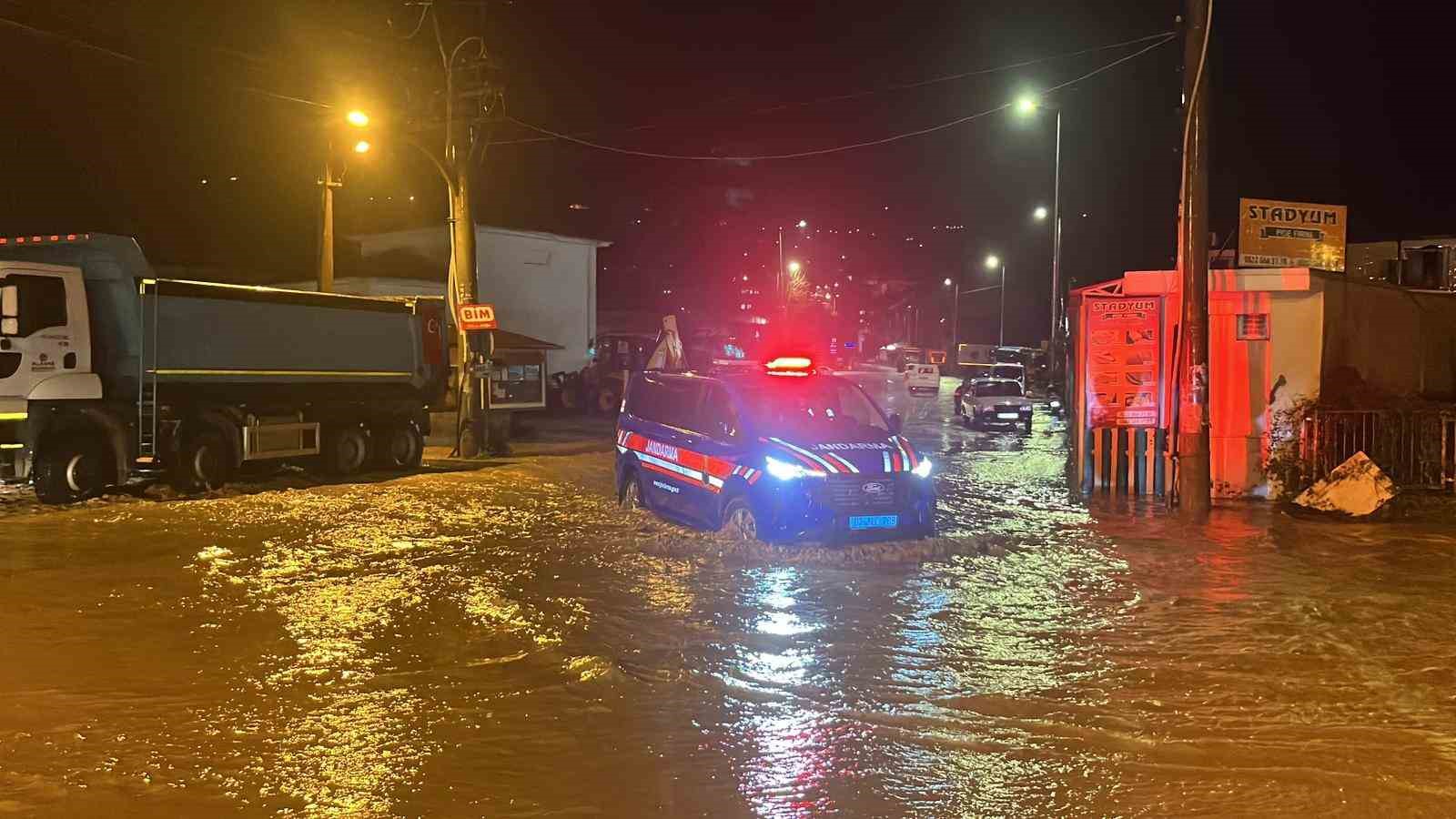 alanyada oba cayi tasti caddeler sular altinda kaldi 0 UnOc1QRW