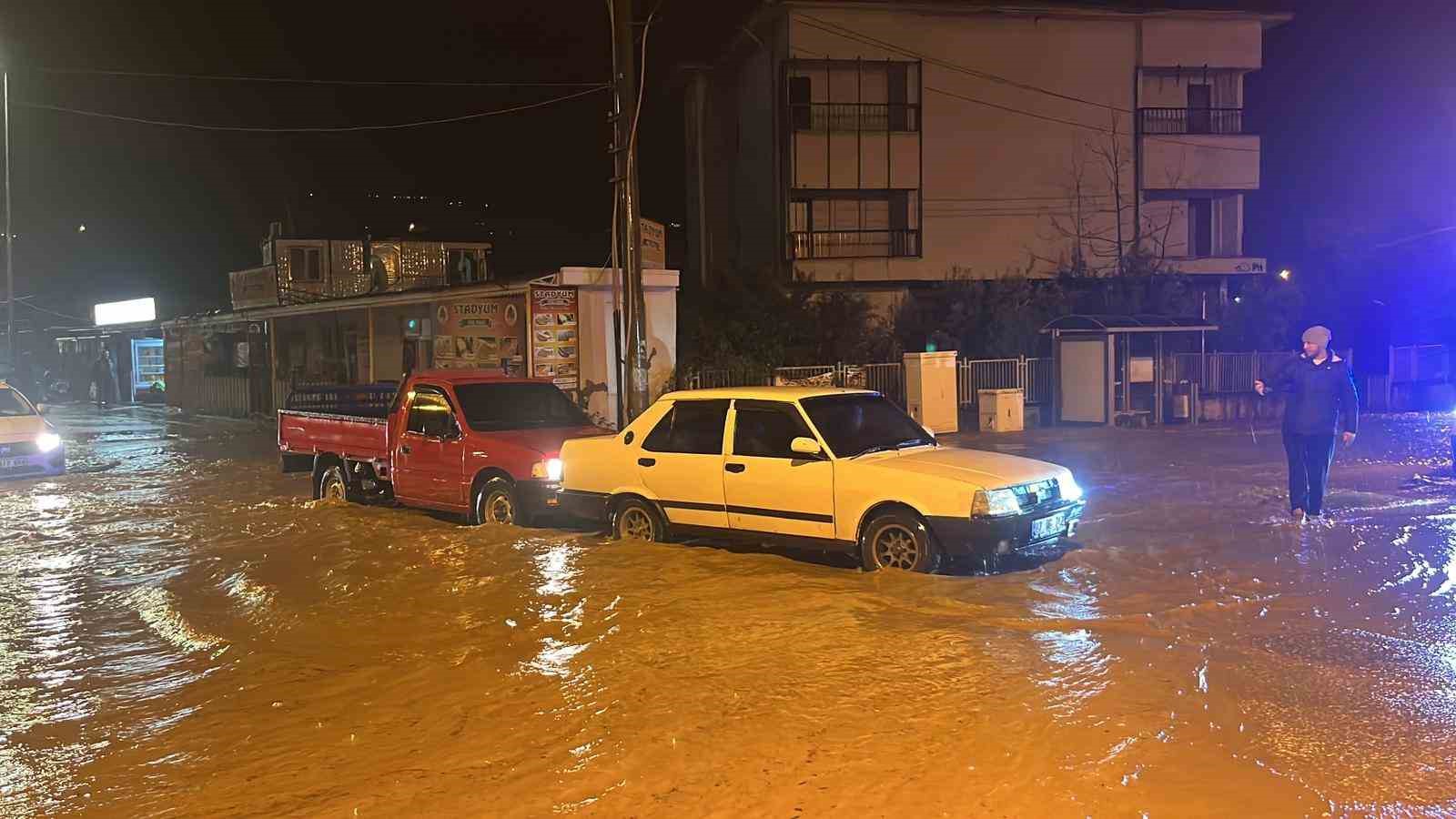 alanyada oba cayi tasti caddeler sular altinda kaldi 1 en4kMLTu
